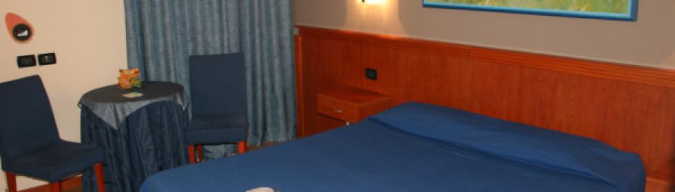 Posizionate nella parte della struttura dedicata all'Hotel, le camere doppie hanno accesso da box auto privato, sono dotate di un letto a doppia piazza o due letti separati.
